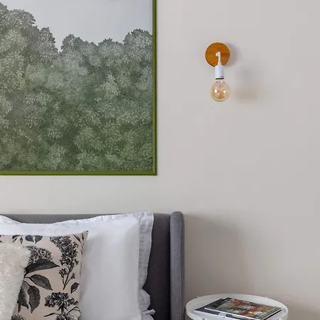 Apartment Holt - Out Of The Woods