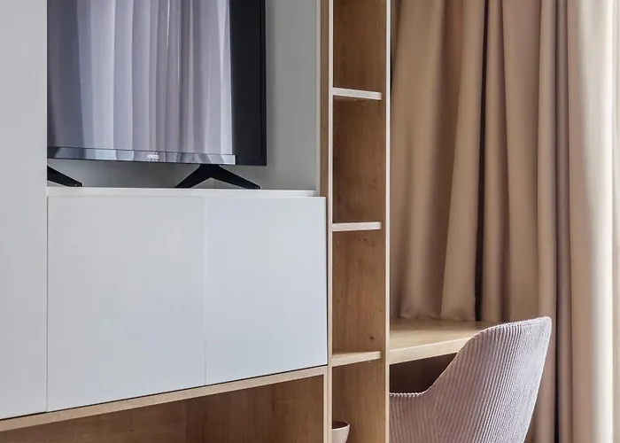 아파트 Holt - Out Of The Woods